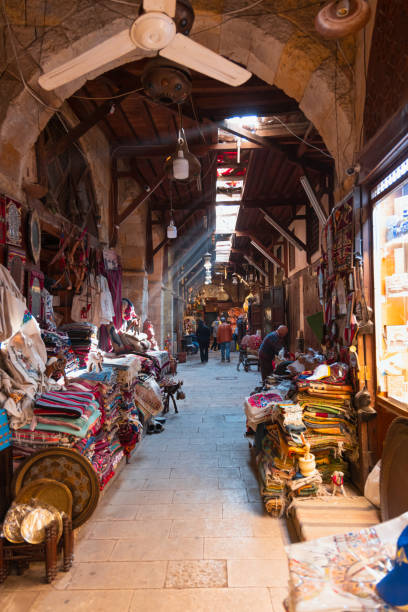 магазины и базары на большом базаре хан-эль-халили в каире, египет - el khalili стоковые фото и изображения