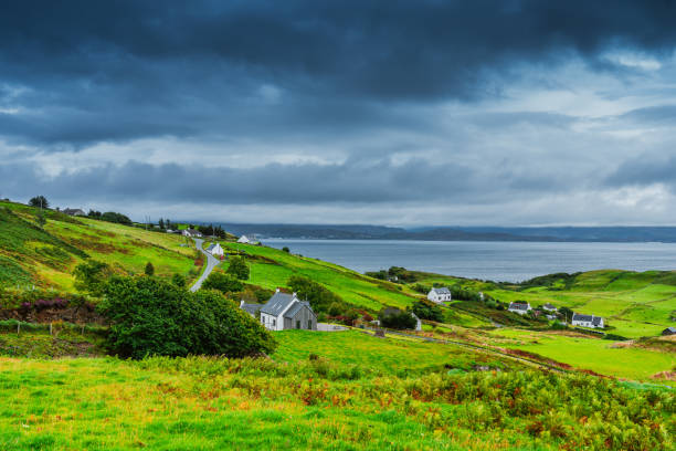 iew du village, un jour de pluie, dans l’île de skye, hébrides intérieures, écosse, royaume-uni - housing development house scotland uk photos et images de collection