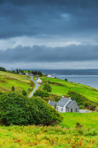 iew of the village, on a rainy day, in the isle of skye, inner hebrides, scotland, uk - housing development house scotland uk photos et images de collection