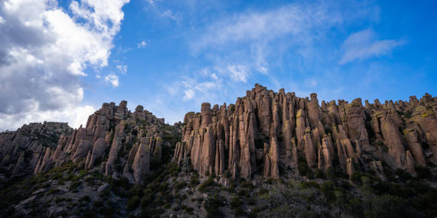 the surreal rock hoodoos of chiricahua national monument in coronado national forest in arizona - chiricahua national monument zdjęcia i obrazy z banku zdjęć