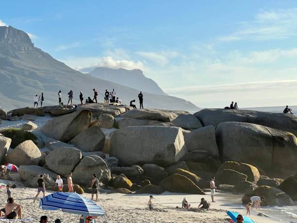 pessoas na praia, camps bay, cidade do cabo, áfrica do sul - cape town beach crowd people - fotografias e filmes do acervo