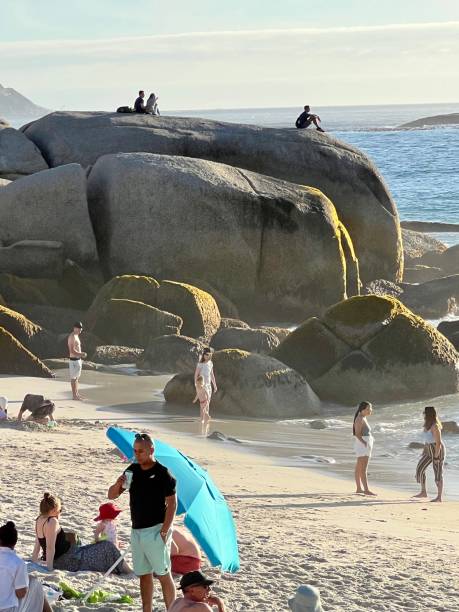 pessoas na praia, camps bay, cidade do cabo, áfrica do sul - cape town beach crowd people - fotografias e filmes do acervo