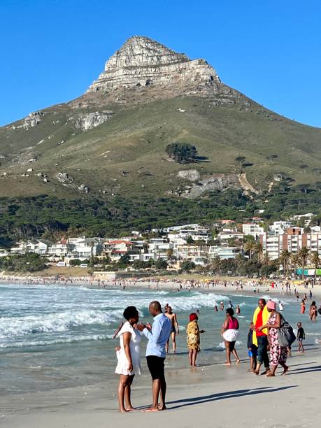 crowded beach in camps bay, cape town, south africa - cape town beach crowd people - fotografias e filmes do acervo