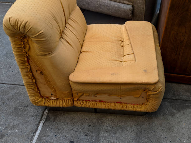 istock Damaged sofa chair on the side walk in Manhattan 2071150992