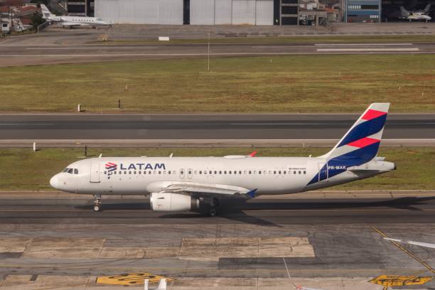 Airbus A320 from the airline Latam on the runway at Congonhas Airport, São Paulo, Brazil. Airbus A320 from the airline Latam on the runway at Congonhas Airport, São Paulo, Brazil. 02.17.2024. Aircraft leaving for takeoff. congonhas airport stock pictures, royalty-free photos & images