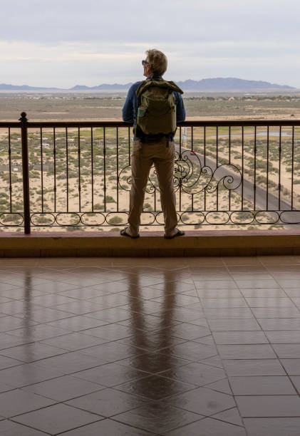 mochilero mira el desierto desde el balcón - puerto penasco fotografías e imágenes de stock