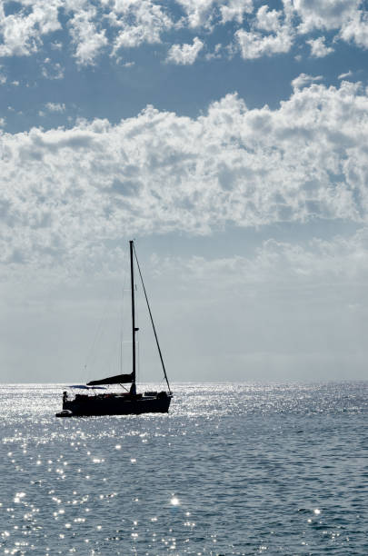 silhouette of a sailboat against the sky - sailing light wind nautical vessel imagens e fotografias de stock
