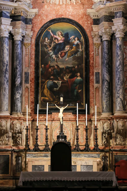 エルヴァスの聖母被昇天教会の祭壇と絵画 - 16th century style 写真 ストックフォトと画像