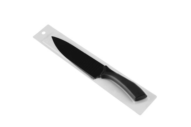 coltello da cucina nero in confezione su sfondo bianco - blade steel shiny contemporary foto e immagini stock