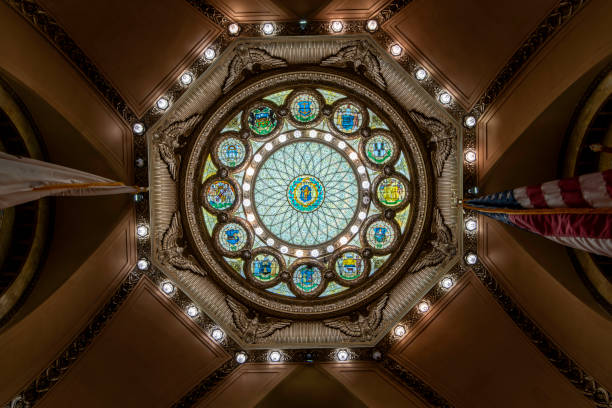 tragaluz de vidrieras de la cúpula interior de la casa del estado de massachusetts boston - dome skylight stained glass glass fotografías e imágenes de stock