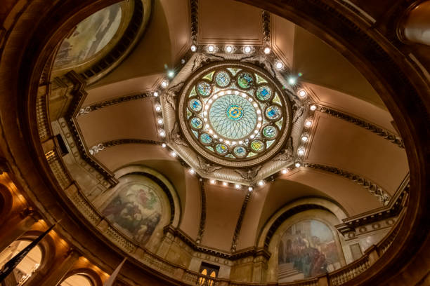 claraboia de vitrais da cúpula interna da massachusetts state house, boston - dome skylight stained glass glass - fotografias e filmes do acervo