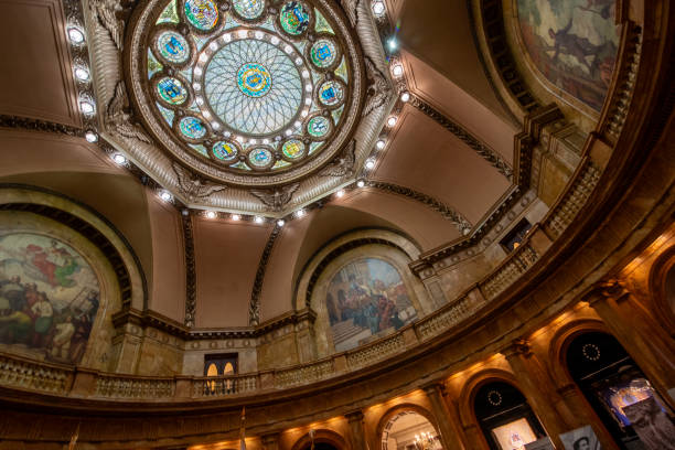 tragaluz de vidrieras de la cúpula interior de la casa del estado de massachusetts boston - dome skylight stained glass glass fotografías e imágenes de stock