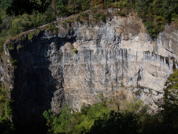 the mighty stone wall lover's leap in natural tunnel state park, virginia, usa. - famous place appalachian mountains autumn awe imagens e fotografias de stock