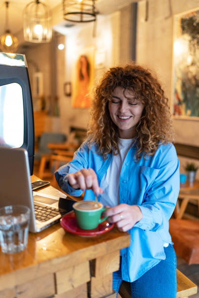 mulher sorridente desfrutando em um café - caffeine caucasian satisfaction small business - fotografias e filmes do acervo