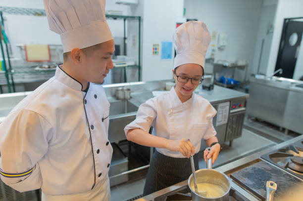 uczeń prowadzący szefa kuchni w szkole gotowania - hygiene food chef trainee zdjęcia i obrazy z banku zdjęć