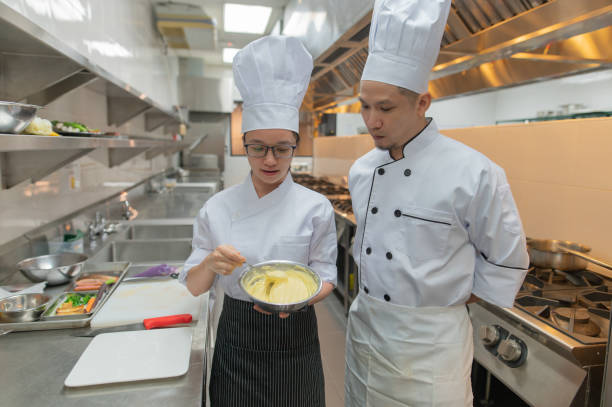 azjatycka uczennica gotowania robi sos - hygiene food chef trainee zdjęcia i obrazy z banku zdjęć