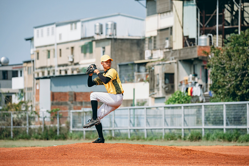 The pitcher throws the ball towards the catcher according to the tactical strategy, as he prepares himself with the throwing posture and throws the ball with all his might.