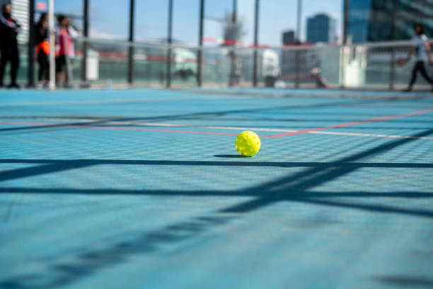 노란색 공은 피클볼 코트에 있습니다 전경 선수에 초점은 배경 수평 피클볼 스틸입니다. - paddle ball racket ball table tennis racket 뉴스 사진 이미지