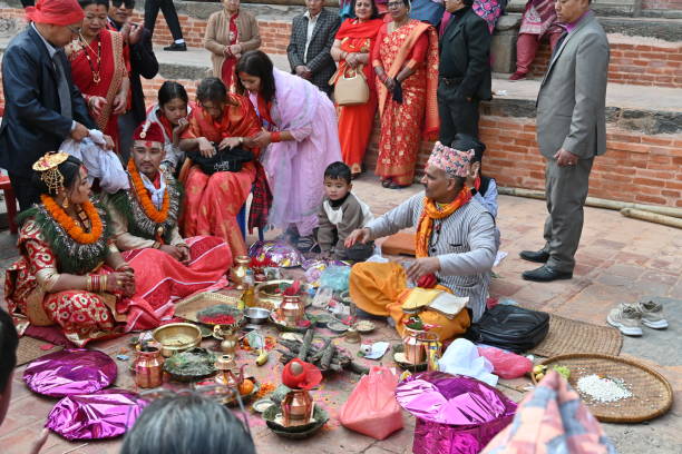 nepalski mistrz ceremonii świętujący typowy ślub newari na dziedzińcu hinduskiej świątyni w kirtipur w nepalu - newar zdjęcia i obrazy z banku zdjęć