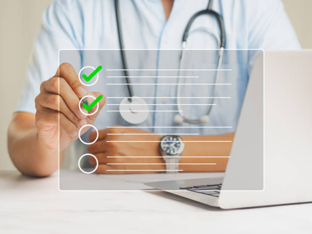 el médico usa un bolígrafo para marcar la marca de señal correcta para un informe médico de lista de verificación en una pantalla virtual. - questionnaire quality control checklist exam fotografías e imágenes de stock