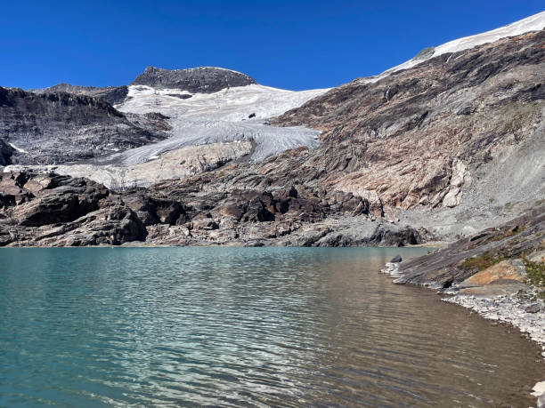 グレイシャー湖の輝き:ヴァノワーズ国立公園のパノラマビュー、オートアルプス、フランス - european alps europe high up lake ストックフォトと画像