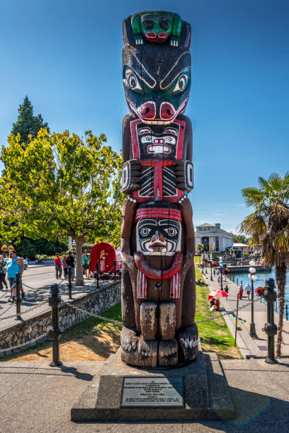 totem pole in victoria on vancouver island in canada - native american statue wood carving imagens e fotografias de stock