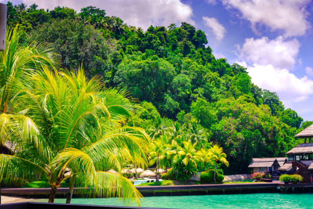 サマル島、フィリピンの美しいビーチリゾート。ミンダナオ島にある小さな島で、本島からボートでアクセスできます。
