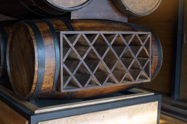 fûts de bouteilles de vin en bois créés à partir de fûts de fermentation de vin - winetasting wine wine rack bar counter photos et images de collection