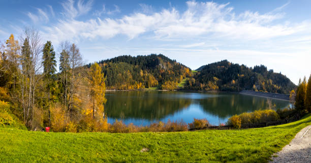 lake czorsztyńskie with a water dam, malopolskie province, poland - czorsztyn zdjęcia i obrazy z banku zdjęć