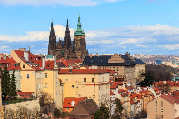 beautiful landscape of the old town and the hradcany (prague castle) with st. vitus cathedral in prague, czech republic - hradcany castle prague czech republic spring foto e immagini stock