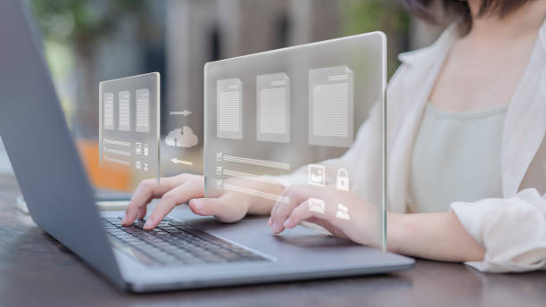 Businesswomen transferring backup business data to the cloud, Backup data to the cloud, Backing up data in multiple locations to prevent data loss, Accessing information through the network. mujeres empresarias que transfieren datos comerciales de respaldo a la nube, copia de seguridad de datos a la nube, copia de seguridad de datos en múltiples ubicaciones para evitar la pérdida de datos, acceso a la información a través de la red.