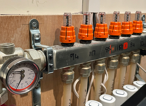 Thermostat pressure gauge for underfloor heating system with manifold control valves