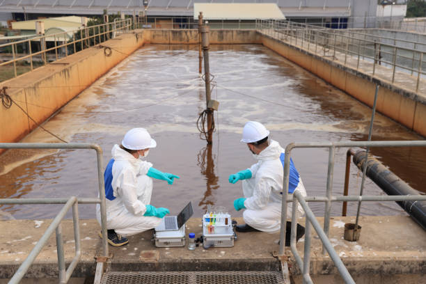 Biologists and wastewater treatment experts Conduct water quality simulation experiments. at the wastewater treatment plant