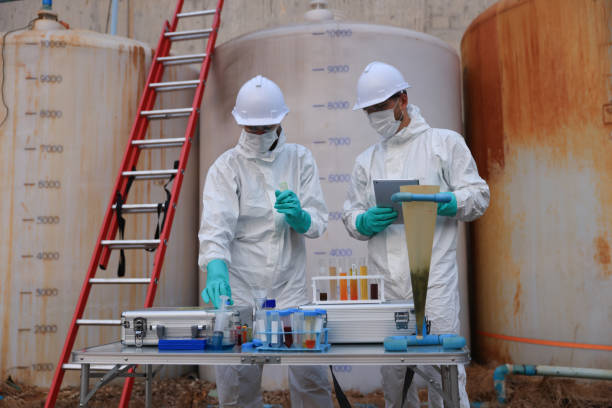 Biologists and wastewater treatment experts Conduct water quality simulation experiments. at the wastewater treatment plant