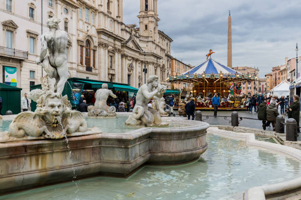 plaza navona y sus fuentes en roma, italia - rome cafe art italy fotografías e imágenes de stock