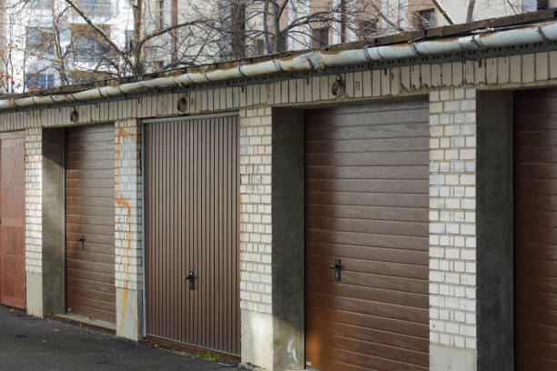 rangée de garages construits les uns à côté des autres, domaine de goclaw, varsovie - editorial safety in a row industry photos et images de collection