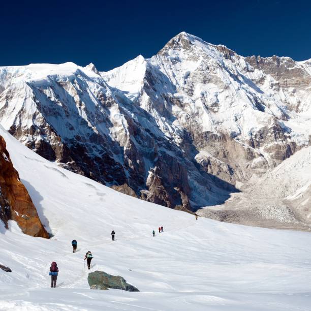 góra cho oyu i grupa wędrowców na lodowcu - cho oyu zdjęcia i obrazy z banku zdjęć