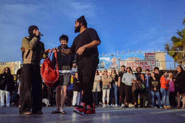 estados unidos. actuación de bailarines y artistas en multitud de turistas en la playa de venice, california. espectáculo de talentos callejeros en un lugar público con mucho público que emociona y disfruta. - dancing hip hop performing arts event artist fotografías e imágenes de stock