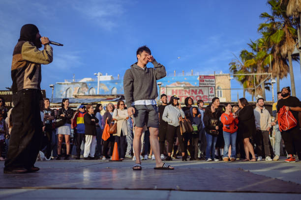 usa. esibizione di ballerini e artisti in folla di turisti sulla spiaggia di venice, california. il talent show di strada in luogo pubblico con un sacco di pubblico emoziona e diverte. - dancing hip hop performing arts event artist foto e immagini stock