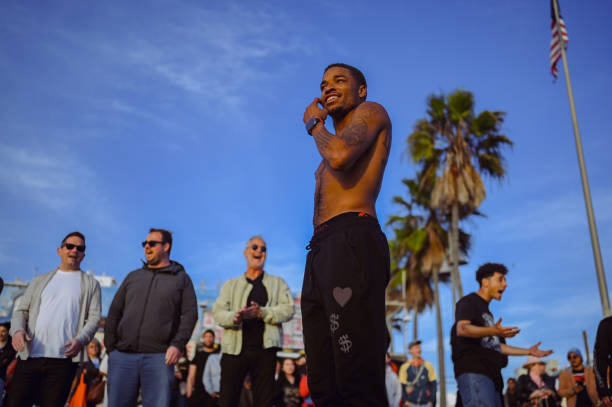 usa. esibizione di ballerini e artisti in folla di turisti sulla spiaggia di venice, california. il talent show di strada in luogo pubblico con un sacco di pubblico emoziona e diverte. - dancing hip hop performing arts event artist foto e immagini stock