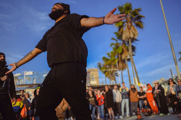 usa. esibizione di ballerini e artisti in folla di turisti sulla spiaggia di venice, california. il talent show di strada in luogo pubblico con un sacco di pubblico emoziona e diverte. - dancing hip hop performing arts event artist foto e immagini stock