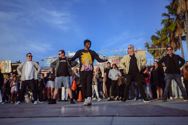 estados unidos. actuación de bailarines y artistas en multitud de turistas en la playa de venice, california. espectáculo de talentos callejeros en un lugar público con mucho público que emociona y disfruta. - dancing hip hop performing arts event artist fotografías e imágenes de stock