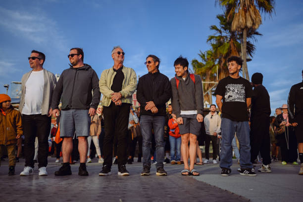 estados unidos. actuación de bailarines y artistas en multitud de turistas en la playa de venice, california. espectáculo de talentos callejeros en un lugar público con mucho público que emociona y disfruta. - dancing hip hop performing arts event artist fotografías e imágenes de stock