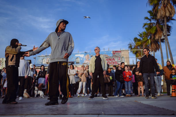 estados unidos. actuación de bailarines y artistas en multitud de turistas en la playa de venice, california. espectáculo de talentos callejeros en un lugar público con mucho público que emociona y disfruta. - dancing hip hop performing arts event artist fotografías e imágenes de stock