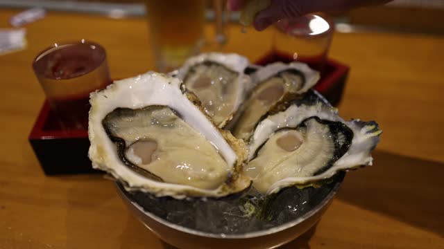 Fresh Oysters with Lemon Squeeze