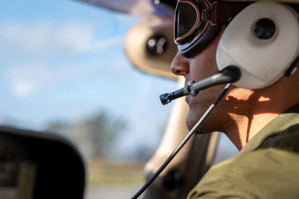 joven aspirante a piloto que recibe entrenamiento de vuelo se reúne con la torre - avionics flying training cockpit fotografías e imágenes de stock