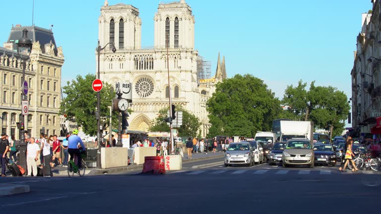 Traffic in Paris, Notre-Dame