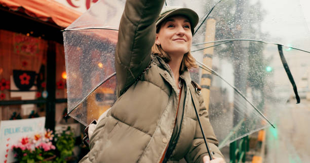 femme, rue et arrêt taxi avec parapluie sous la pluie, sourire ou l’hiver pour les déplacements, le transport ou le chauffeur en ville. fille, personne ou touriste dans le métro pour bus, chauffeur ou chauffeur sur la route avec parasol à tokyo - rain women umbrella parasol photos et images de collection