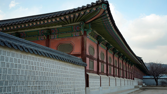 This photo shows a traditional Korean palace.  The traditional form, color of the palace, and texture of the palace materials are points where you can feel the unique mystery of the East.