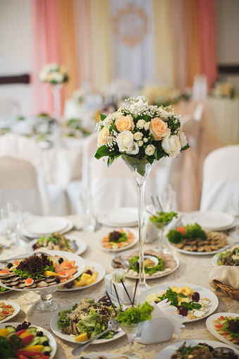 Fresh flowers wedding decoration. Wedding table.